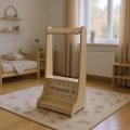 Drewniany sklepik z daszkiem i możliwością personalizacji imienia dziecka, idealny do kreatywnej zabawy w sklep – mebel do pokoju dziecięcego.