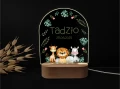 Personalizowana lampka LED dla dzieci z motywem dżungli, przedstawiająca żyrafę, lwa i zebrę, idealna do dekoracji pokoju dziecka. Prezent na chrzciny, dzień dziecka, prezent na święta dla noworodka