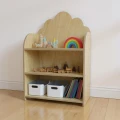 Trzypoziomowa półka Montessori z dekoracjami i książkami, idealna do pokoju malucha.