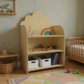 polka-chmurka-w-pokoju-dzieciecym-z-ksiazkami-i-zabawkami.webp