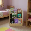 Półka Montessori na książki dla dzieci, idealna do kącika czytelniczego w pokoju malucha.