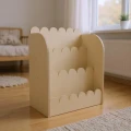 Estetyczna półka z naturalnej sklejki w kształcie chmurki, idealna do pokoju w stylu Montessori.
