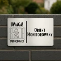 Żartobliwa tabliczka z grafiką sąsiada i napisem o monitoringu.