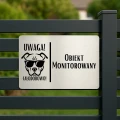 Tablica z grafiką czujnego psa pilnującego posesji.