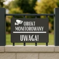 Tabliczka informująca o obecności kamer na posesji.