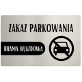 Tabliczka z zakazem postoju i parkowania przy wjeździe.