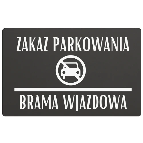 Tablica informacyjna z zakazem parkowania przy wejściu do budynku mieszkalnego.