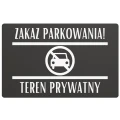 Tabliczka zakazująca zatrzymywania się przy bramie garażowej.