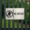 Ozdobna tablica z informacją o zakazie deptania zieleni.