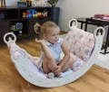 Bujak Drewniany z Poduszką Różowe Gwiazdki, zabawka Montessori dla  dziecka. Poduszka Różowe Gwiazdki do bujaka Montessori, Bujaka dla dzieci z Poduszką Różowe Gwiazdki. Różowe Gwiazdki Poduszka do Bujak ze zjeżdżalnią i ścianką