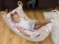 Bujak Drewniany z Poduszką Różowe Gwiazdki, zabawka Montessori dla  dziecka. Poduszka Różowe Gwiazdki do bujaka Montessori, Bujaka dla dzieci z Poduszką Różowe Gwiazdki. Różowe Gwiazdki Poduszka do Bujak ze zjeżdżalnią i ścianką